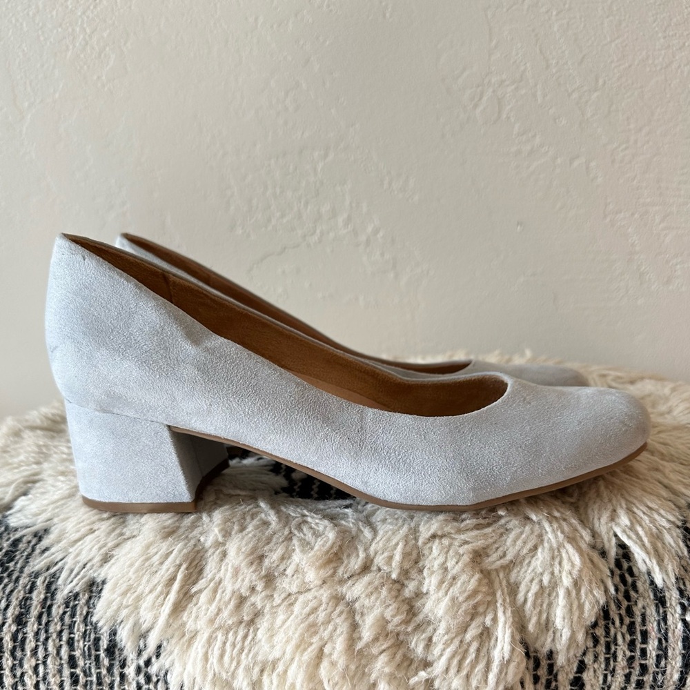 Classic Low Block Heel Pump in Light Gray